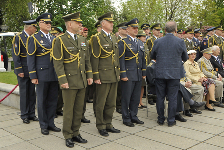 Zástupci Generálního štábu AČR, v první řadě zleva první zástupce NGŠ generálporučík Jiří Baloun, zástupce NGŠ – inspektor AČR generálmajor Jaroslav Kocián a zástupce NGŠ – ředitel SOC MO generálmajor Jiří Verner