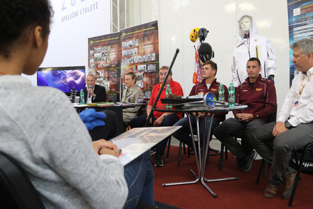 Beseda se sportovci Dukly a příslušnicí Vojenské policie poručicí Nikolou Hájkovou, která přeplavala průplav La Manche