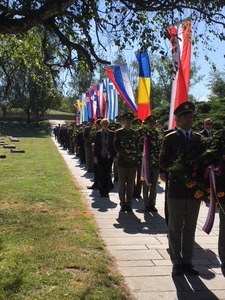 Představitelé státu, diplomaté, zástupci veteránských organizací i veřejnost dnes v Terezíně uctili památku obětí nacistické perzekuce