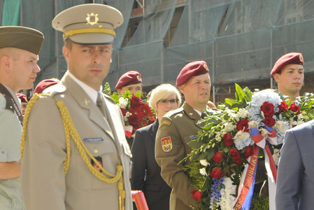 Památku padlých parašutistů uctila také ministryně obrany Karla Šlechtová