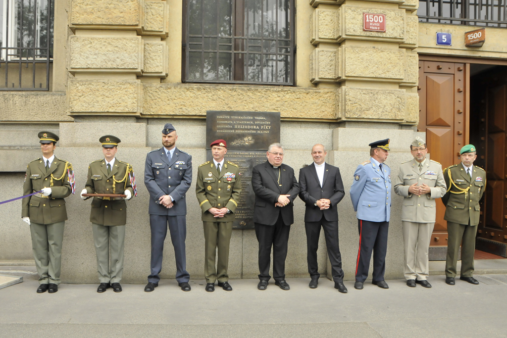 Společná fotografie čestných hostů před budovou Generálního štábu AČR, například Dominik kardinál Duka, arcibiskup pražský, náčelník Vojenské kanceláře prezidenta republiky generálmajor Jan Kaše a další.