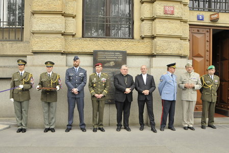 Společná fotografie čestných hostů před budovou Generálního štábu AČR, například Dominik kardinál Duka, arcibiskup pražský, náčelník Vojenské kanceláře prezidenta republiky generálmajor Jan Kaše a další.