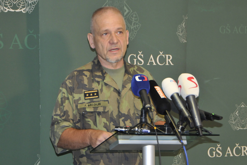 První zástupce náčelníka generálního štábu Jiří Baloun při briefingu