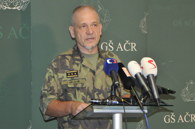 První zástupce náčelníka generálního štábu Jiří Baloun při briefingu