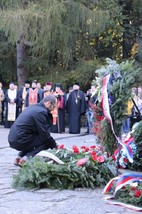 Pokládní věnců u památníku v Dukelském průsmyku