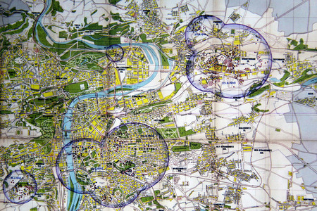 Mapa Prahy s oblastmi, kam padaly bomby