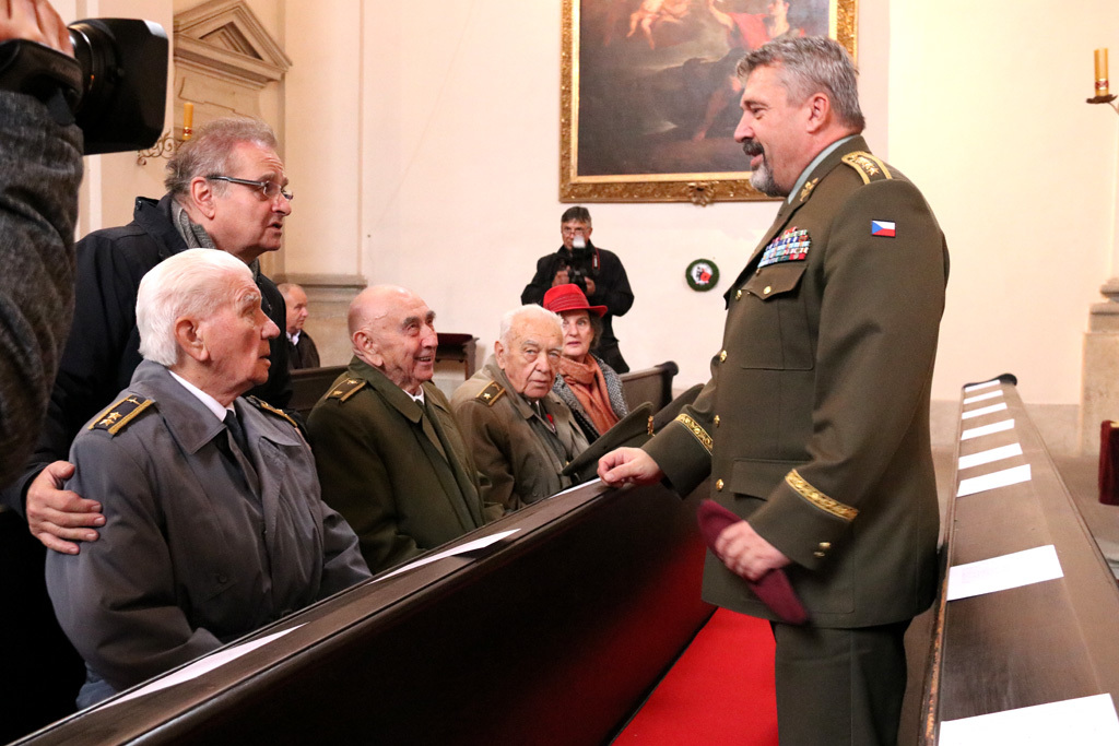  Náčelník generálního štábu AČR armádní generál Aleš Opata zdraví veterány druhé světové války – generálmajor v.v. Emil Boček, brigádní generál v.v. Václav Kuchynka a brigádní generál v.v. Miloslav Masopust (zleva)