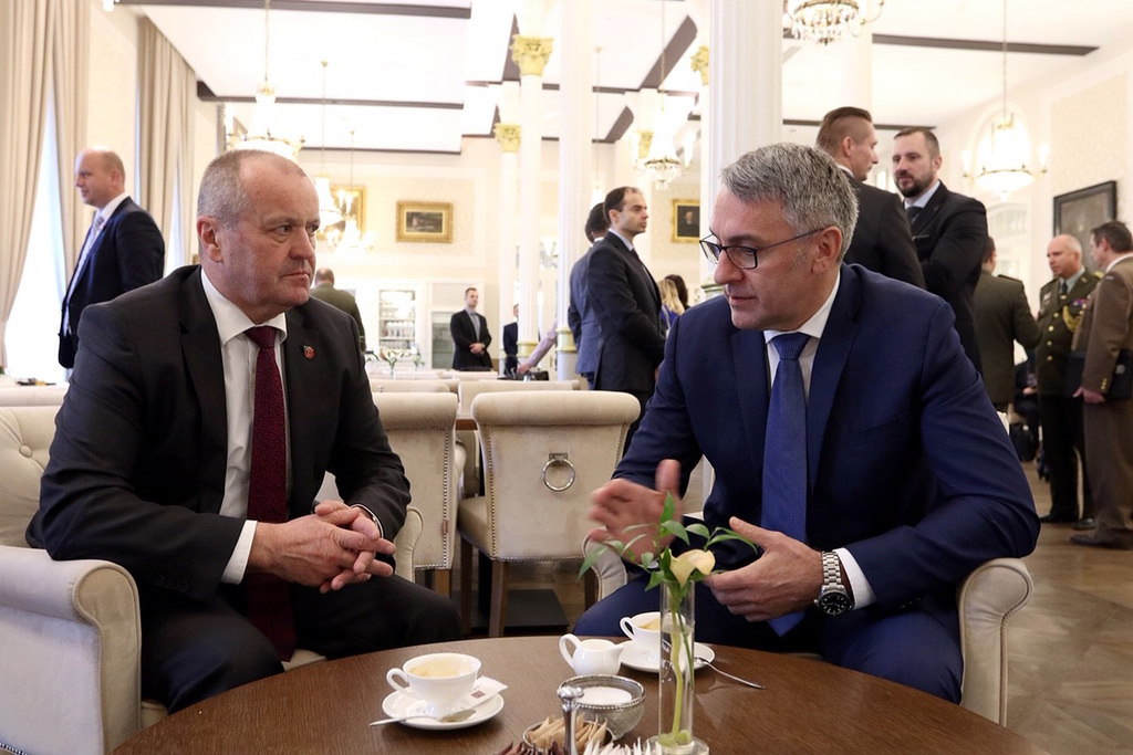 Ministr obrany ČR Lubomír Metnar diskutuje se svým slovenským protějškem Peterem Gajdošem