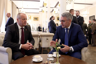 Ministr obrany ČR Lubomír Metnar diskutuje se svým slovenským protějškem Peterem Gajdošem