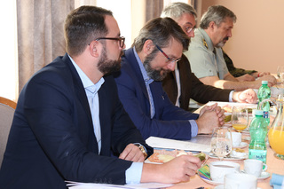 Včele stolu seděl také pověřený náměstek pro řízení sekce vyzbrojování a akvizic MO Filip Říha a náměstek sekce obranné politiky a strategie Jakub Landovský