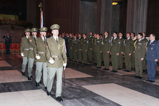 Čestná stráž přináší vlajku České republiky