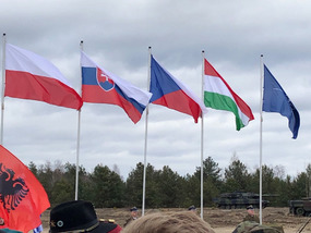 Vztyčené vlajky zemí V4 a NATO 