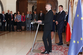 Na slavnostní předávání Ceny Bezpečnostní rady státu za rok 2019 přišla také řada hostů. Vpravo na snímku ministr obrany Lubomír Metnar, za ním ministr zahraničních věcí ČR Tomáš Petříček