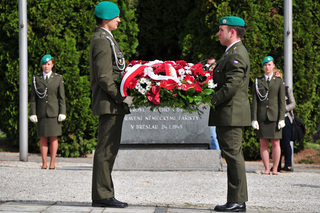 Studenti UO pokládají věnec k pomníku popravených Čechů a Slováků
