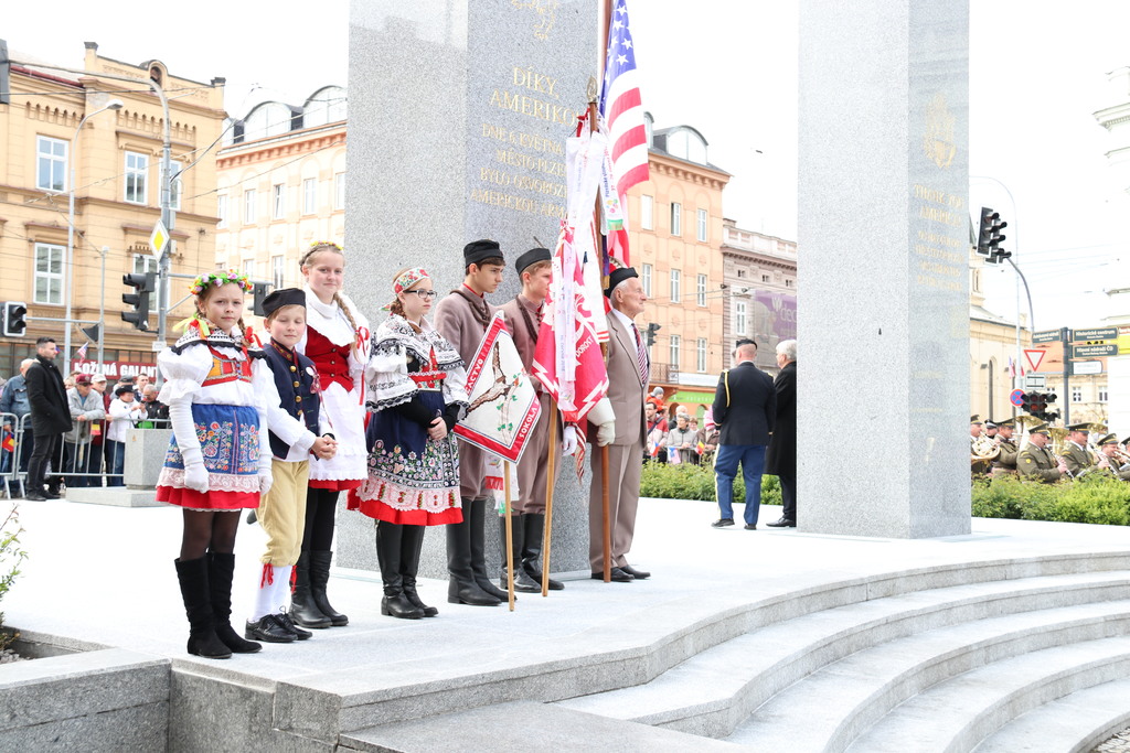  Mladí sokolové u pomníku Díky, Ameriko!