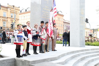  Mladí sokolové u pomníku Díky, Ameriko!