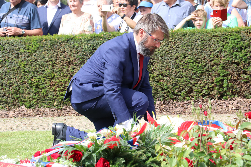 Náměstek ministra obrany Jakub Landovský upravuje stuhy na věnci