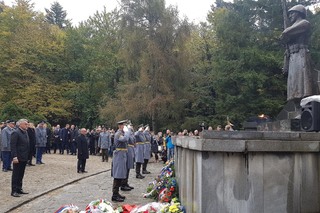 Ministr obrany pokládá věnec k Památníku čs. vojáků na Dukle.