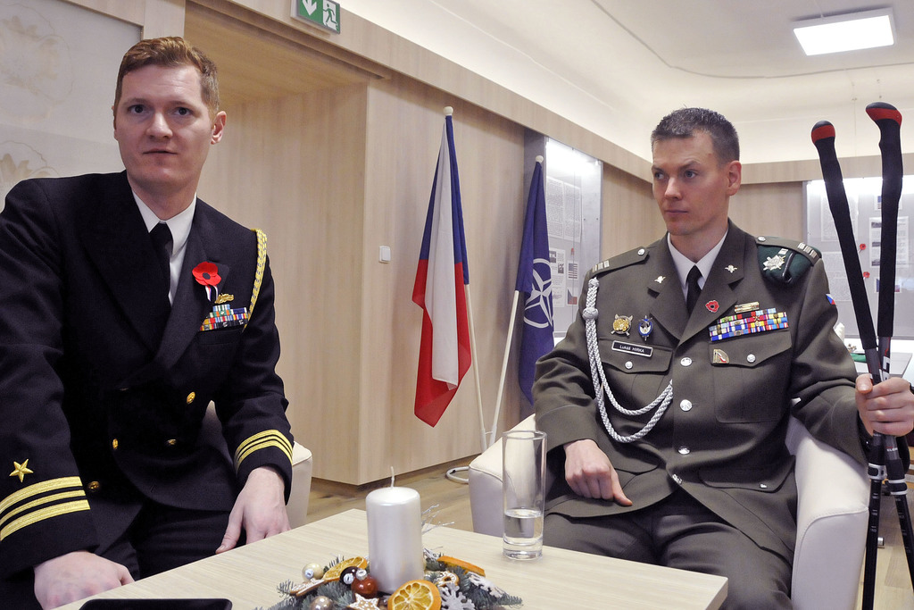 Námořní přidělenec USA Matthew Johnson (vlevo) a válečný veterán české armády Lukáš Hirka, který utrpěl zranění v roce 2012 v Afghánistánu