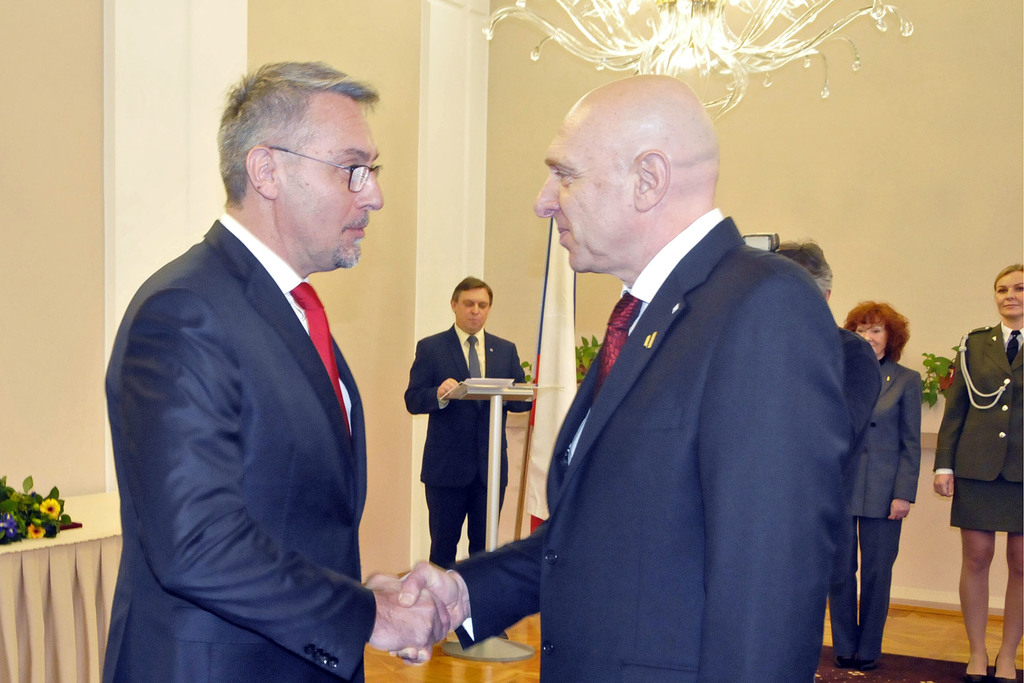 Ministr obrany Lubomír Metnar předává nejvyšší vyznamenání - Zlatou lípu ministra obrany - Vladimíru Dzurovi (vpravo).