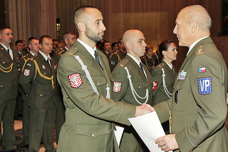 Náčelník oceňuje nejlepší absolventy kurzu