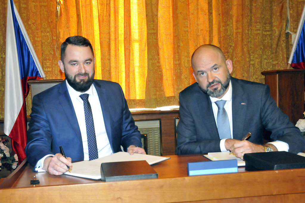 Náměstek Filip Říha (vlevo) a generální ředitel dodavatelské společnosti ERA a.s. Viktor Sotona při podpisu smlouvy v budově ministerstva obrany