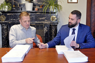 Náměstek pro řízení sekce vyzbrojování a akvizic ministerstva obrany Filip Říha (vpravo) a Richard Scharf z dodavatelské společnosti Goldeck Textil GmbH při podpisu smlouvy o dodávce maskáčového oblečení pro českou armádu.