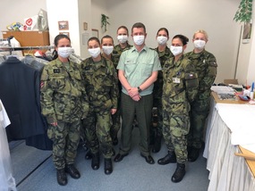 Jsme tým! Vojáci a vojákyně Posádkového velitelství Praha se schválením  velitele posádky plk. gšt. Radka Šíby přišli s nápadem výroby roušek pro své kolegy.