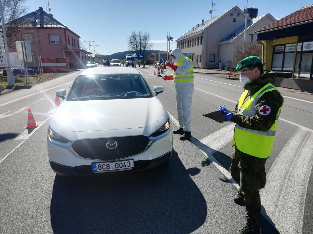 Vojáci obvaziště 151. ženijního pluku při zdravotních kontrolách na hraničním přechodu Dolní Dvořiště