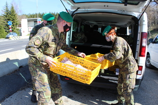 Vrchní praporčice 153. ženijní praporu praporčice Bronislava Smetková při předávání koláčů na hraničních přechodech