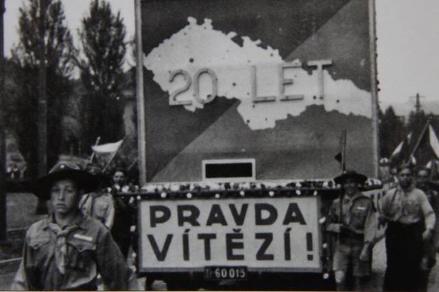 Dobová fotografie z roku 1938 vystihuje tehdejší vlastenecké cítění