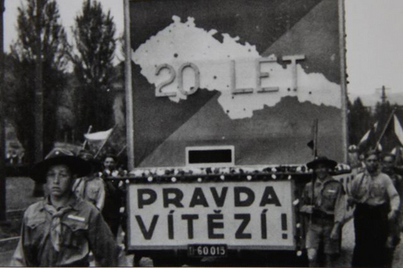 Dobová fotografie z roku 1938 vystihuje tehdejší vlastenecké cítění
