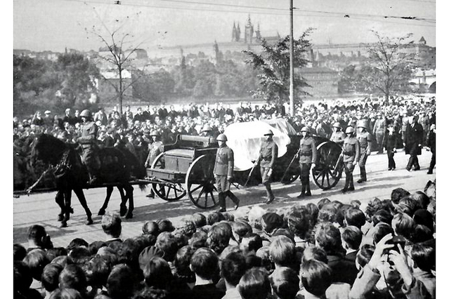 Snímky z 21. září 1937, z pohřbu T. G. Masaryka