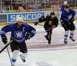 Hokejisté v maskáčových dresech vzdali hold hrdinům v uniformách