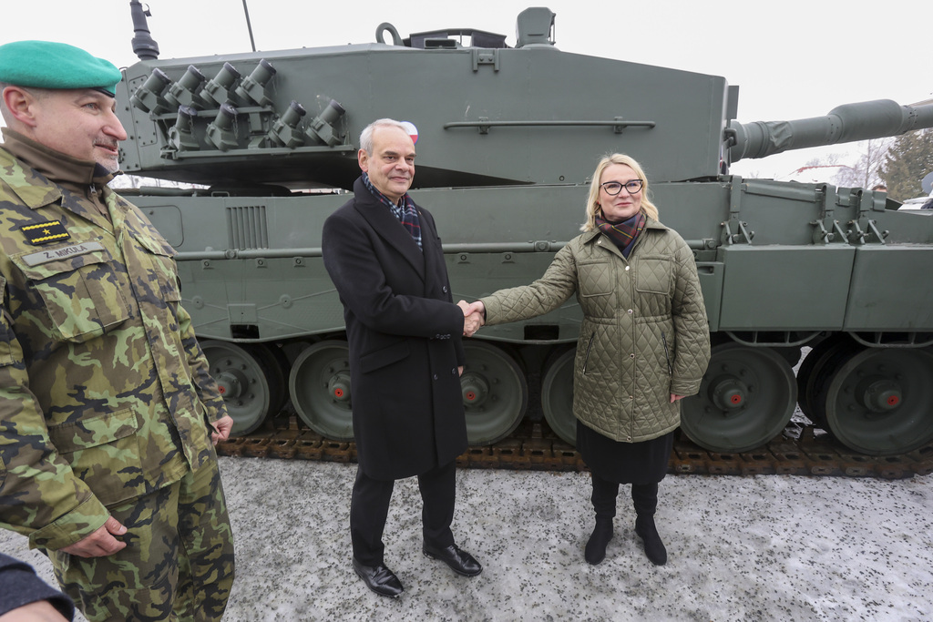 Ministryně obrany Jana Černochová převzala ve středu 21. prosince 2022 od státního tajemníka německého ministerstva obrany Benedikta Zimmera symbolický klíč od prvního tanku Leopard 2A4