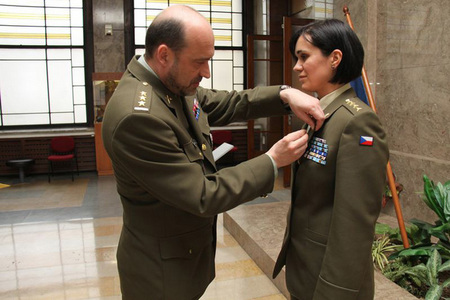 Předávání odznaku Ladě Kovářové v Armádním muzeu Žižkov. Odznak předával ředitel VHÚ Praha plukovník Aleš Knížek; gratulace od generála Jaroslava Kankii.
