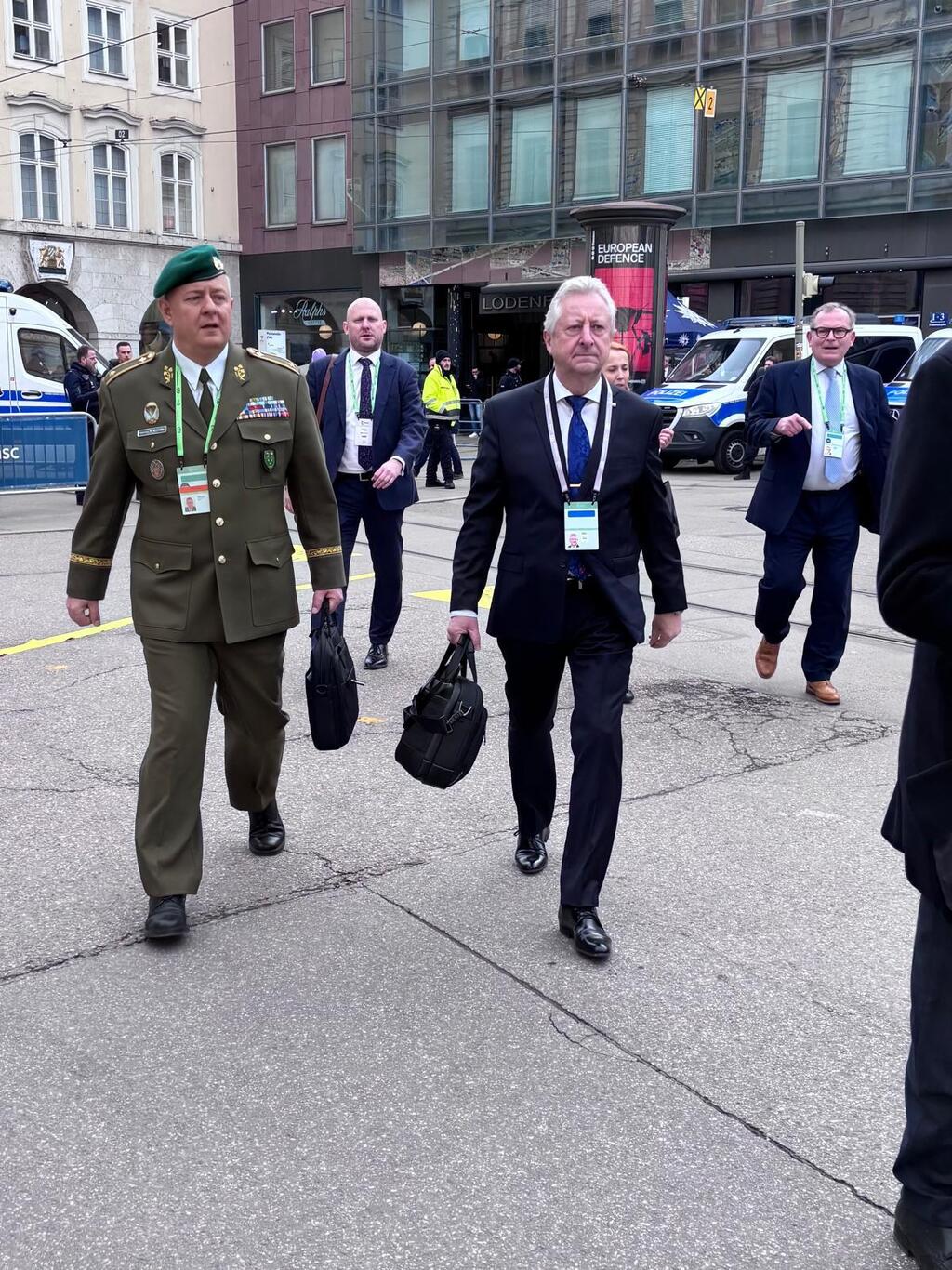 Ministr obrany Jaromír Zůna přichází na konferenci