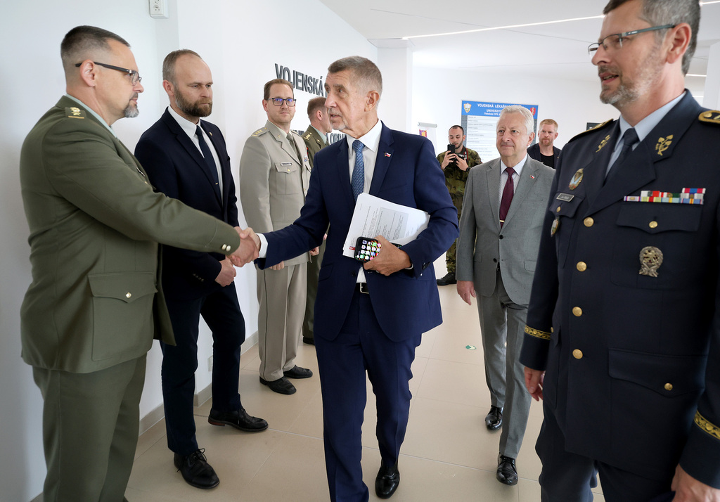 Premiér Andrej Babiš a ministr obrany Jaromír Zůna dnes navštívili Vojenskou lékařskou fakultu v Hradci Králové
