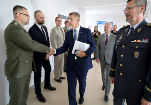 Premiér Andrej Babiš a ministr obrany Jaromír Zůna dnes navštívili Vojenskou lékařskou fakultu v Hradci Králové