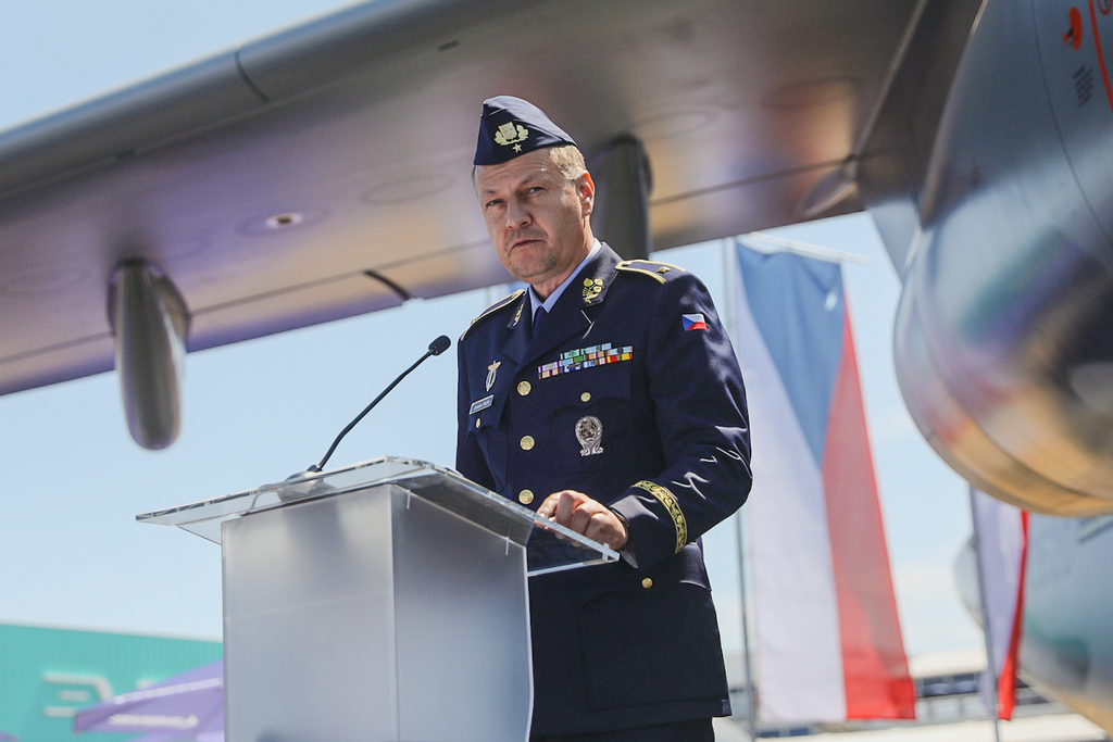 Ministr obrany Jaromír Zůna se zúčastnil mezinárodního aerosalonu Farnborough International Airshow