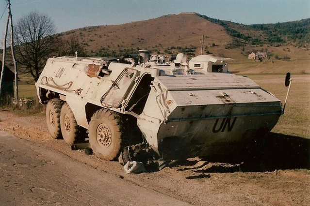 Poškozený OT-64, který najel na minu 