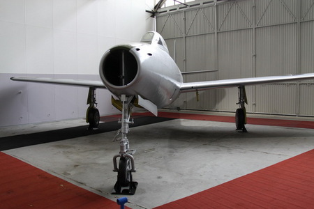 F-84 v hangáru č. 40 (1)