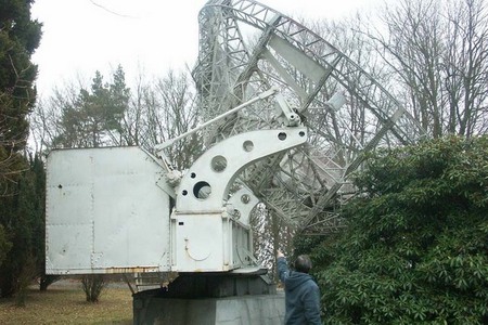Radar byl do Ondřejova převezen v 50. letech, jde o jeden z mála kusů, který má anténu i domek obsluhy