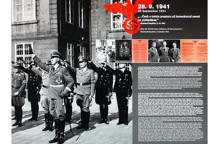 Některé z panelů výstavy Atentát na Reinharda Heydricha v Senátu - zahradě Valdštejnského paláce