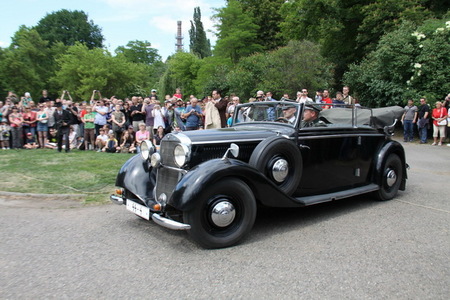 Heydrich při rekonstrukci přijíždí