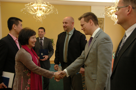 Náměstkyně ministra průmyslu a obchodu Vietnamu se zdraví se Janem Havránkem ze Sekce obranné politiky a strategie