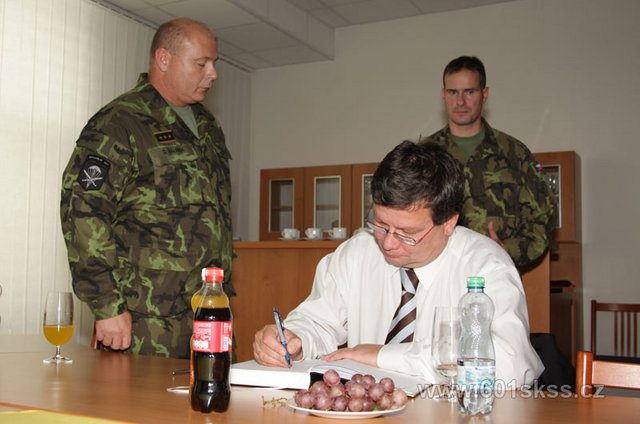 Ministr obrany se zapisuje do kroniky útvaru