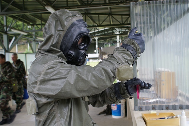  Činnost s přenosnou chemickou laboratoří-odběr vzorků a analýza přítomnosti bojové chemické látky