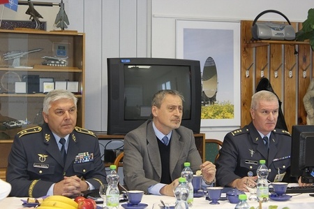  Ministr obrany při prezentaci velitele 26. pluku velení, řízení a průzkumu