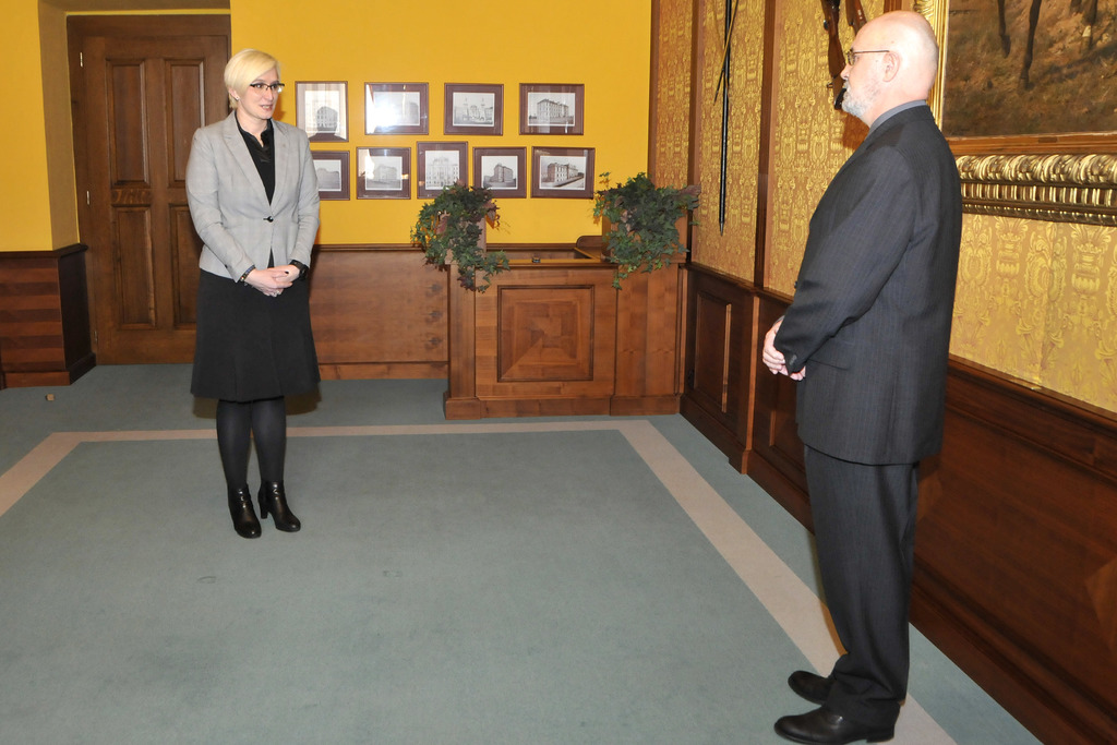 Ministryně obrany Karla Šlechtová vítá nově jmenovaného profesora Vladimíra Pitschmanna